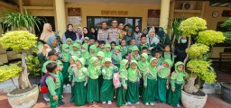 Polsek Kembangan Kenalkan Tugas Polisi dan Disiplin Lalu Lintas kepada Anak-anak Sejak Dini Melalui Program POLSANAK