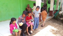 Polres Pasuruan Beri Trauma Healing Anak - anak Korban Bencana Tanah Gerak di Purwodadi