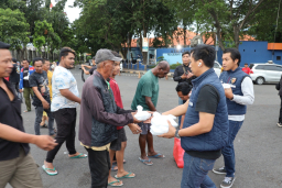 Berkah Ramadan, Polres Pelabuhan Tanjung Perak Berbagi 300 Paket Takjil di Pelabuhan GSN dan Jalan Jakarta Surabaya