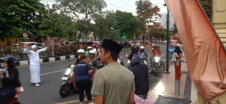 Bnewsnasional.org Bagikan Ratusan Takjil di Depan Hotel Sahid Surabaya, Pererat Ukhuwah Islamiah