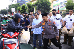 Masyarakat Antusias Saat Kapolri Turun Langsung Berbagi Takjil