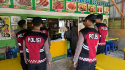 Ditsamapta Polda Sulteng Gencarkan Patroli Jalan Kaki, Sambangi Warga dan Pedagang di Kota Palu