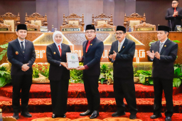 Gubernur Khofifah Apresiasi DPRD Jatim atas Rekomendasi LKPJ 2024 yang Komprehensif