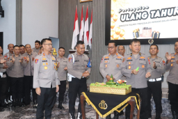 Sederhana Tapi Penuh Makna, Kapolres Trenggalek Potong Tumbeng Ulang Tahun 59 Anggota
