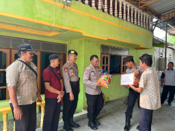 Wujud Kepedulian, Polres Trenggalek Serahkan Bantuan Sosial Korban Kebakaran Rumah