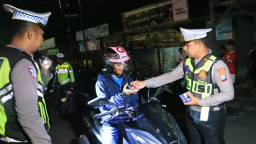Tidak Hanya Razia, Polres Bangkalan Beri Hadiah Bagi Pengendara Motor Taat Berlalu Lintas