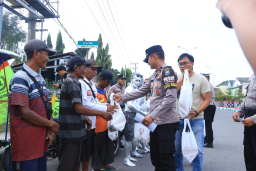 Polisi Peduli, Turun ke Jalan Salurkan Bansos untuk Pekerja Jalanan di Ngawi