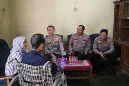 Wujud Empati, Kapolres Trenggalek Kunjungi Anggota yang Sedang Sakit