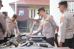 Kapolres Trenggalek Pimpin Pengecekan Senpi Dinas, Pastikan Sesuai dengan SOP yang Berlaku