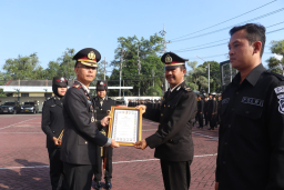 Sabet CTT Terbaik Tingkat Polda Jatim, Kapolres Trenggalek Ganjar Penghargaan 7 Anggota Sihumas