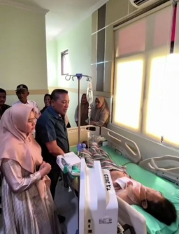 Bupati Sampang dan Ketua TP PKK Jenguk Pasien Kurang Mampu, Pastikan Akses Kesehatan Optimal