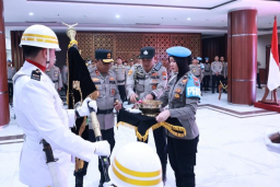 Kapolda Jatim Pimpin Upacara Pemuliaan Nilai Luhur Tribrata Pataka Polda Jatim 'Tan Hana Dharma Mangrwa