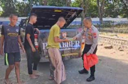 Patroli Humanis, Polres Situbondo Berbagi Nasi Kotak kepada Warga dan Pelajar