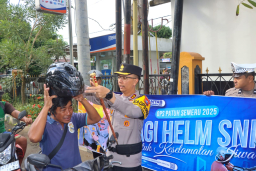 Awali Operasi Patuh Semeru 2025, Polres Trenggalek Gelar Aksi Bagi-Bagi Helm Gratis