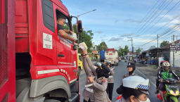 Polresta Banyuwangi Berbagi Mamiri Kepada Pengguna Jalan yang Terjebak Kepadatan Pelabuhan Ketapang