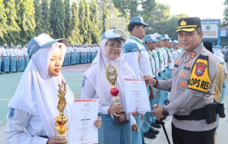 Polisi Blusukan ke Sekolah Edukasi Tertib Lalin dan Berbagi Hadiah untuk Pelajar di Nganjuk
