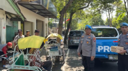 Polisi Peduli : Patroli Dialogis Polresta Banyuwangi Sambil Berbagi Nasi Untuk Abang Becak