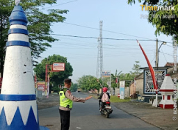Ciptakan Kamseltibcarlantas di Gerih, Polisi Ngawi Laksanakan Pengaturan Pagi