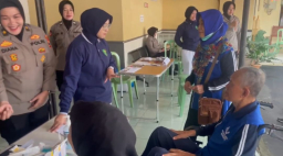 Jelang HUT ke-77: Polwan Polresta Malang Kota Gelar Bakti Kesehatan Gratis untuk Lansia