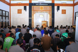 Polres Ngawi Gelar Salat Gaib dan Doa Bersama Komunitas Ojol untuk Korban di Jakarta