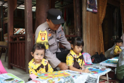 Bhabinkamtibmas di Trenggalek Kenalkan Budaya Batik Kepada Anak Usia Dini