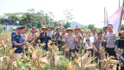 Kapolres Trenggalek Hadiri Panen Raya Jagung Kuartal ke III di Desa Ngulankulon