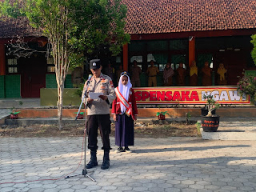 Cegah Kenakalan Remaja di Ngawi, Kanit Binmas Jadi Pembina Upacara di SMPN 1 Karanganyar
