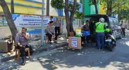 Kapolsek Pimpin Langsung Penjualan Beras Murah, Bantu Kebutuhan Pangan Warga Surabaya