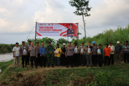 Jaga Ekosistem Sungai Polres Tulungagung Tebar 5.000 Benih Ikan Tombro di Boyolangu