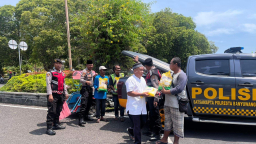 Polresta Banyuwangi Gelar Jumat Berkah; Bagikan Beras SPHP kepada Jukir, Tukang Becak, dan Takmir Masjid Agung