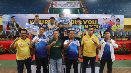 Wakapolresta Banyuwangi Serahkan Mockup Juara Kejurprov Voli U-19 Jatim 2025