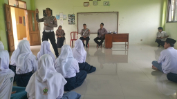 Sapa Santri Ponpes Sulaiman, Polantas Trenggalek Gelorakan Semangat Tertib Lalu Lintas