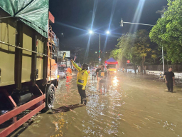 Kapolresta Banyuwangi bersama Statekholder dan Warga Bersihkan Drainase dan Atur Lalu Lintas di Lokasi Banjir