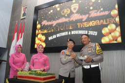 Jaga Soliditas, Kapolres Trenggalek Potong Tumpeng Ulang Tahun Bagi 117 Anggota