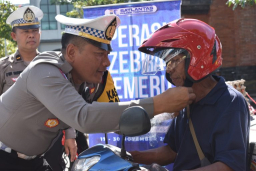 Dukung Operasi Zebra Semeru 2025, Polres Trenggalek Bagikan Puluhan Helm Gratis