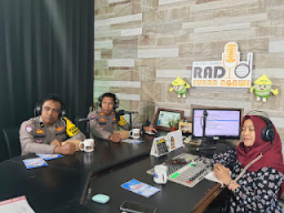 Satlantas Polres Ngawi Gelar Talk Show Sosialisasi Ops Zebra Semeru 2025 di Radio Suara Ngawi