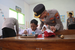 Kapolres Trenggalek Tinjau Distribusi MBG Perdana SPPG Kemala Bhayangkari 2 Pogalan