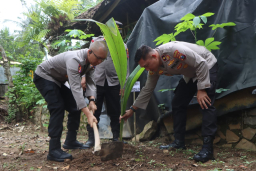 Gagas Penghijauan di Lingkungan Mako, Kapolres Trenggalek Tanam Puluhan Bibit Pohon