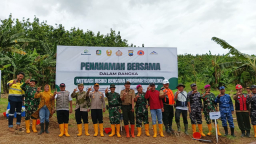 Polresta Banyuwangi Dukung Penanaman Pohon untuk Mitigasi Bencana di Pesanggaran