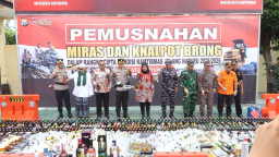Jelang Nataru, Polresta Banyuwangi Musnahkan Ribuan Botol Miras dan Puluhan Knalpot Brong