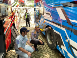 Hari Pertama Operasi Lilin Semeru 2025, Polres Trenggalek Tancap Gas Lakukan Ramp Chek Kendaraan Wisata