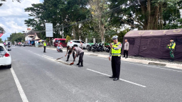 Anggota Polres Blitar Laksanakan Ops Lilin Semeru 2025 Sekaligus Bersihkan Tumpahan Material di Jalan Raya