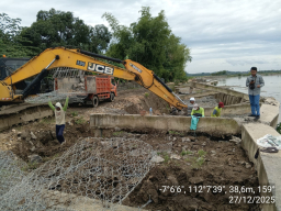 Masih Masa Pemeliharaan, Kontraktor Berkomitmen Tuntaskan Perbaikan Tebing Bengawan Solo di Baureno