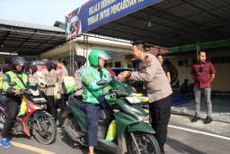 Polisi Peduli : Kapolres Mojokerto Kota Silaturahmi Salurkan Bantuan Sosial untuk Ojol dan Tukang Becak