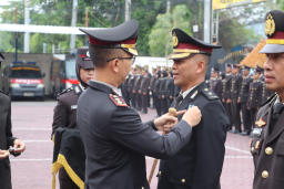 Kapolres Trenggalek Sematkan Tanda Kehormatan Satyalancana Pengabdian Bagi 60 Anggotanya