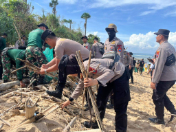 BANYUWANGI –  Polresta Banyuwangi turut ambil bagian dalam kegiatan Karya Bakti Pembersihan Wilayah Pesisir Pantai Pancu