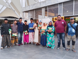 Pimpinan Redaksi HarianMataBerita.com Santuni Anak Yatim, Berbuka Puasa Bersama di Taman Suroboyo