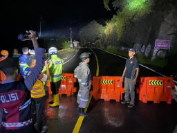 Ruas Jalan Nasional KM 16 Trenggalek-Ponorogo Tertutup Longsor, Arus Lalin Dialihkan