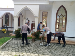 Jumat ASRI, Anggota Polres Trenggalek Kompak Kurve Bersihkan Masjid