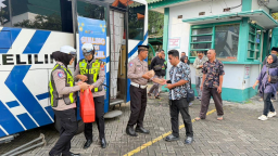 Sambil Menunggu Berbuka, Warga Gresik Antusias Urus SIM di Masjid Agung